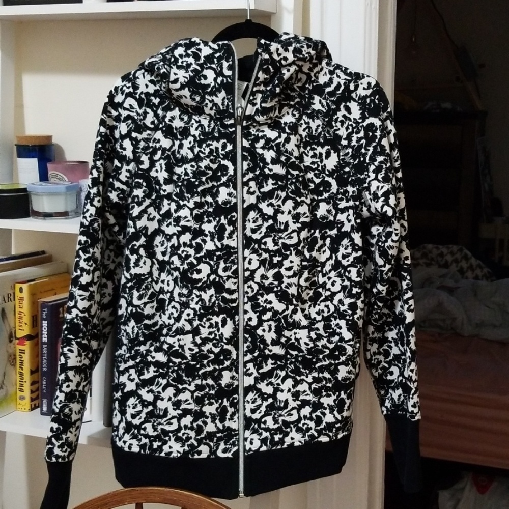 Never worn Lululemon scuba hoodie